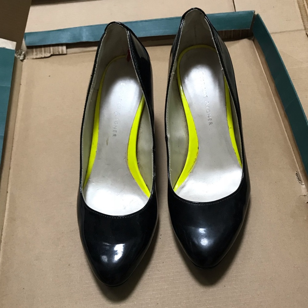 Like New Erienne Aiger Black Pump